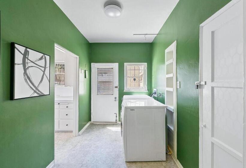 Beverly Hills Stylish & Central 1 Br Apt + Parking