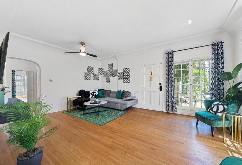 Beverly Hills Stylish & Central 1 Br Apt + Parking