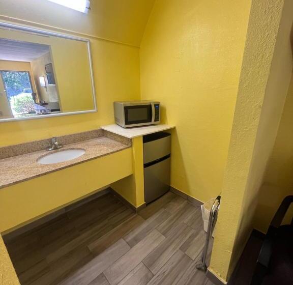 فندق Hallmarc Inn