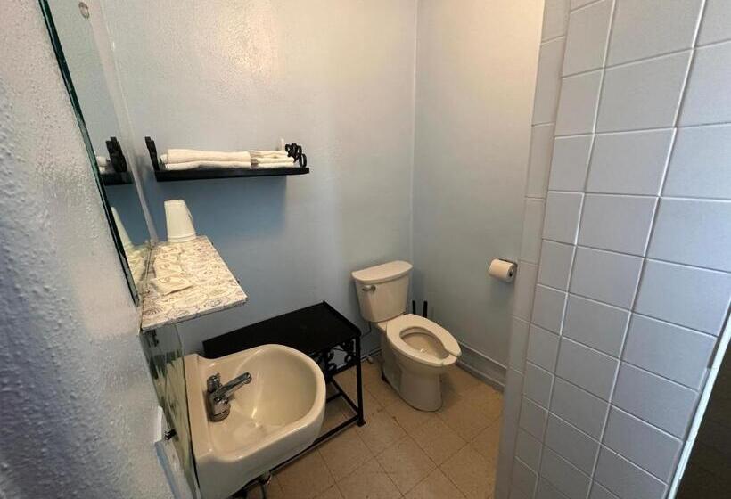 هتل کپسول Maverick Motel