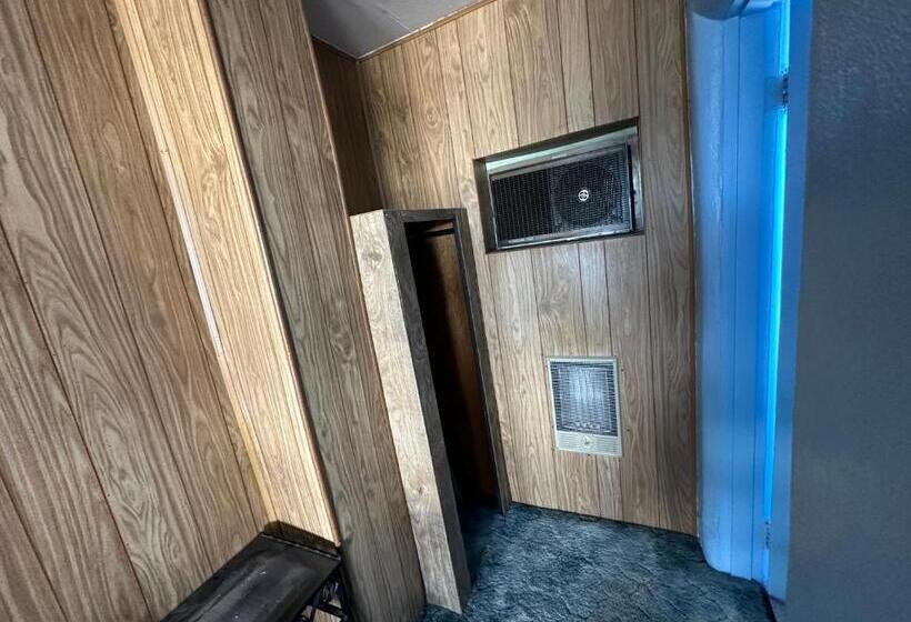 هتل کپسول Maverick Motel