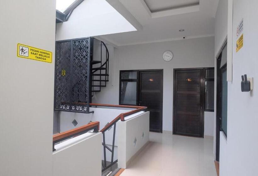 Отель Dr Living Syariah Solo Mitra Reddoorz