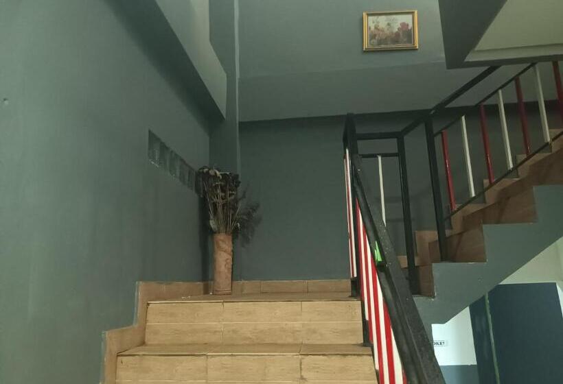 فندق Oyo 93117 Penginapan Tiga Dara