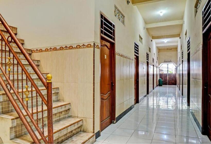 ホテル Spot On 93107 Homestay H. Syarif Syariah   Bandar Gresik