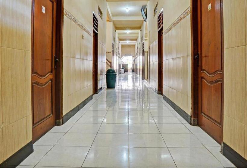 ホテル Spot On 93107 Homestay H. Syarif Syariah   Bandar Gresik