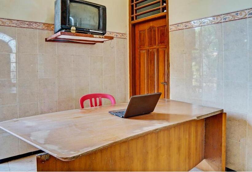 ホテル Spot On 93144 Homestay H. Syarif Syariah   Bandar Gresik 2