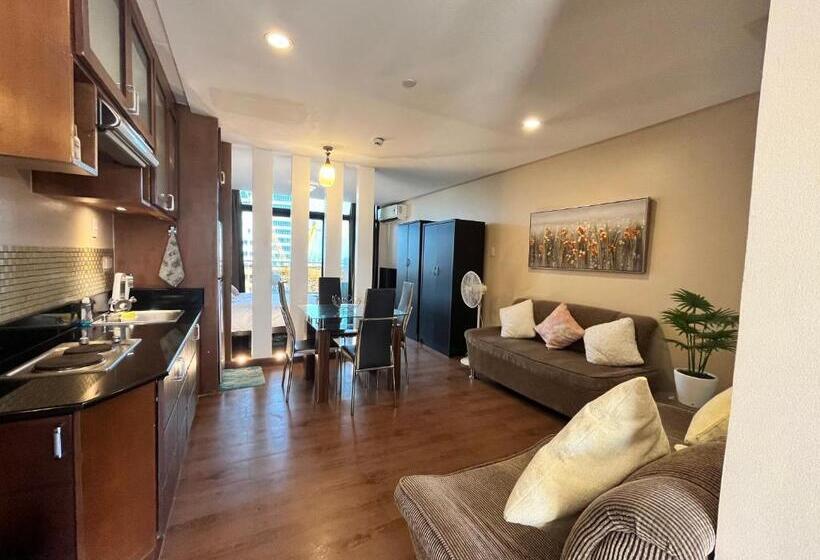 هتل Appleone Ayala Condo With Balcony