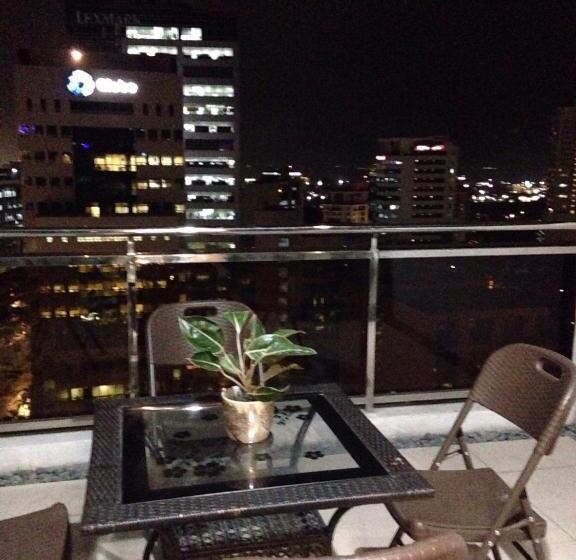 هتل Appleone Ayala Condo With Balcony