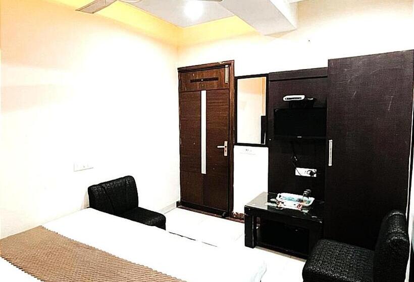 ホテル City Night    Near Ludhiana Railway Station   Super Suites Rooms    Special For Families, Couples &