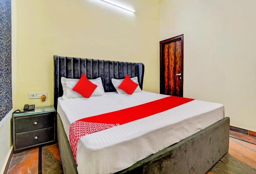 Oyo Flagship Hotel White Hut