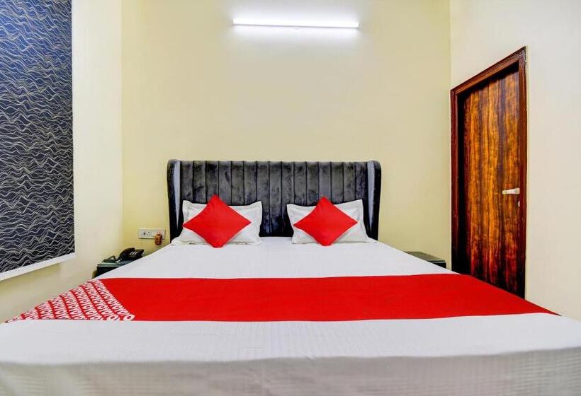 Oyo Flagship Hotel White Hut