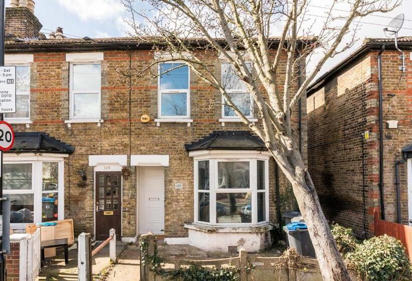 پانسیون Nicely Furnished Double Room Close To Croydon Hospital