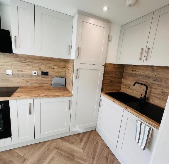 پانسیون Private Room In Modern Shared Apartment, Each With Kitchenette, Central Birmingham
