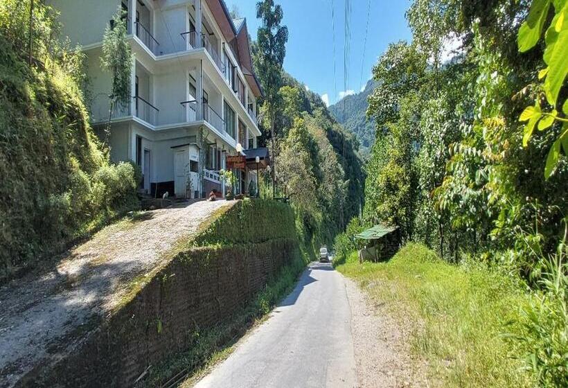 فندق Norbulingka Retreat