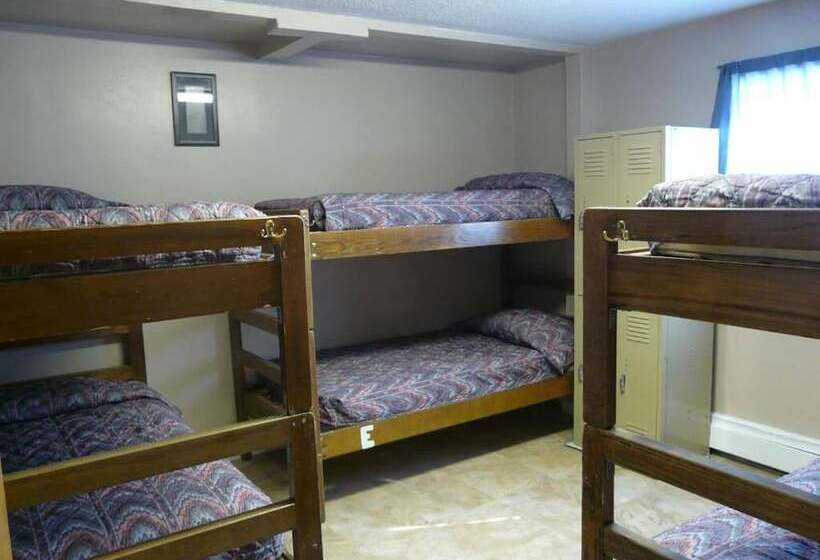 Отель Bent Prop Inn & Hostel Downtown