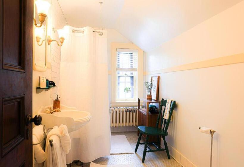 Отель Stone Chalet Bed & Breakfast Inn