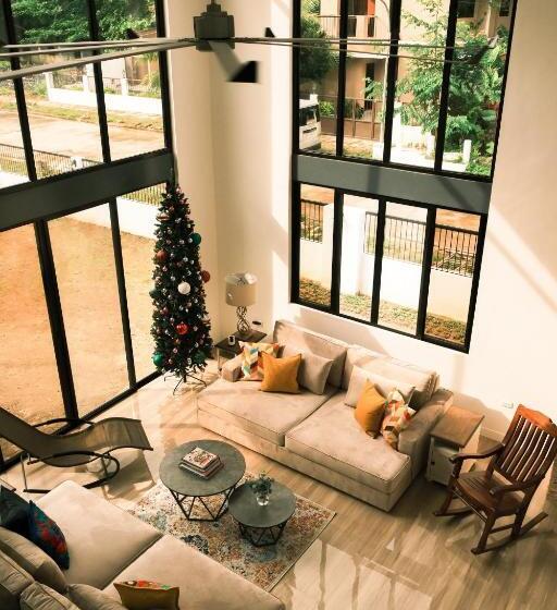 تختخواب و صبحانه Adora S Place Family Room