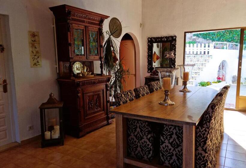 تختخواب و صبحانه Entre Mar Y Montaña