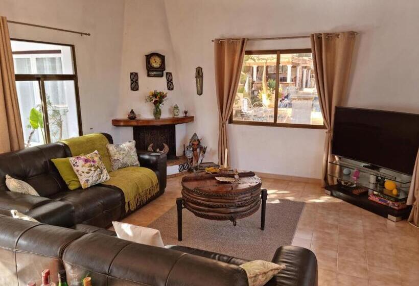 تختخواب و صبحانه Entre Mar Y Montaña