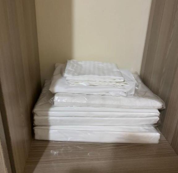 تختخواب و صبحانه Poly Tech Court