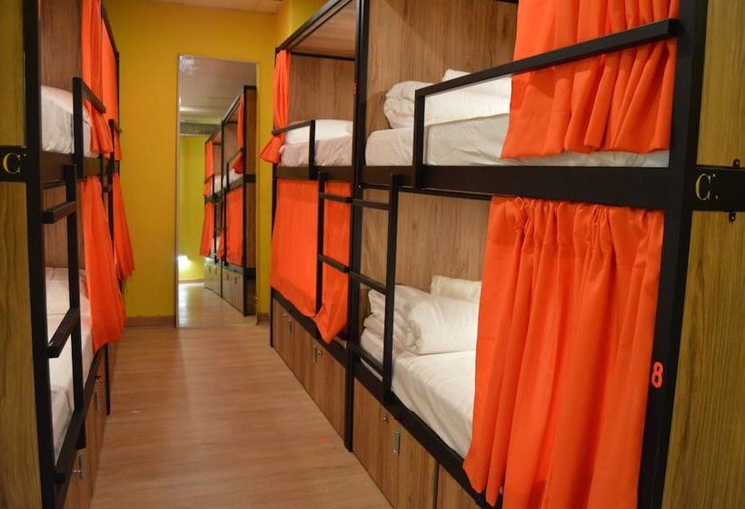 هتل کپسول Debod Hostel