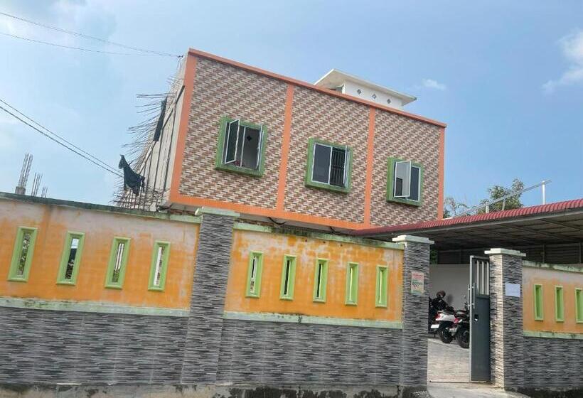 هتل Oyo 93088 Celine Home Syariah