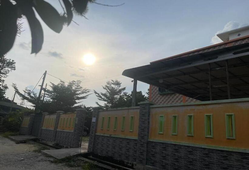 هتل Oyo 93088 Celine Home Syariah