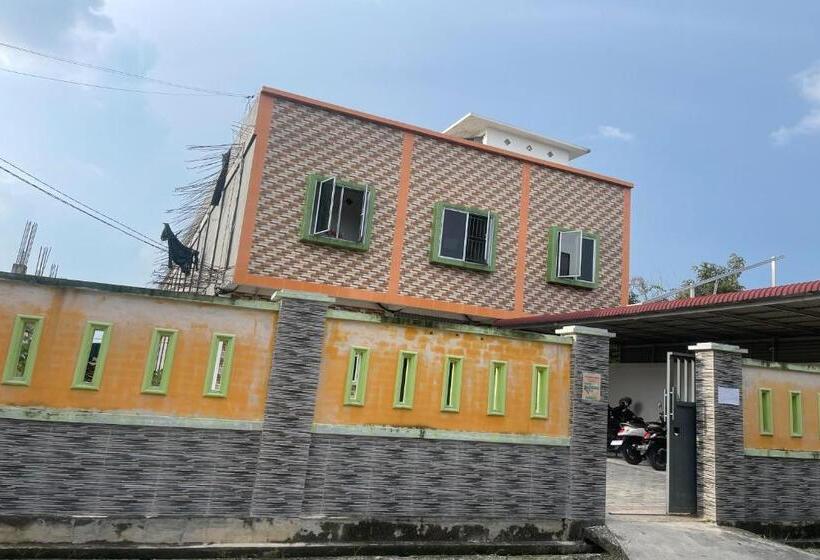 هتل Oyo 93088 Celine Home Syariah