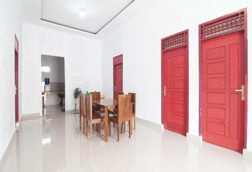 هتل Oyo 93088 Celine Home Syariah