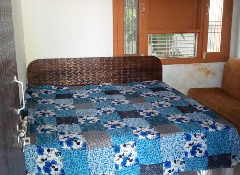 فندق Oyo V S Guest House