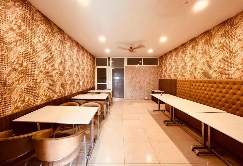 酒店 The Pearl, Zirakpur   A Luxury Family