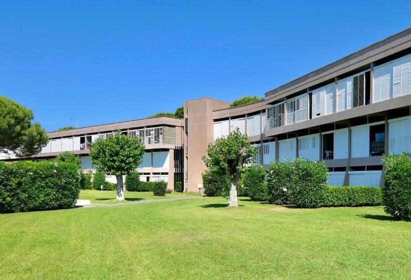 Isa Apartment 3 Beds In Residence With Swimming Pool Bed And Bath Linen Included