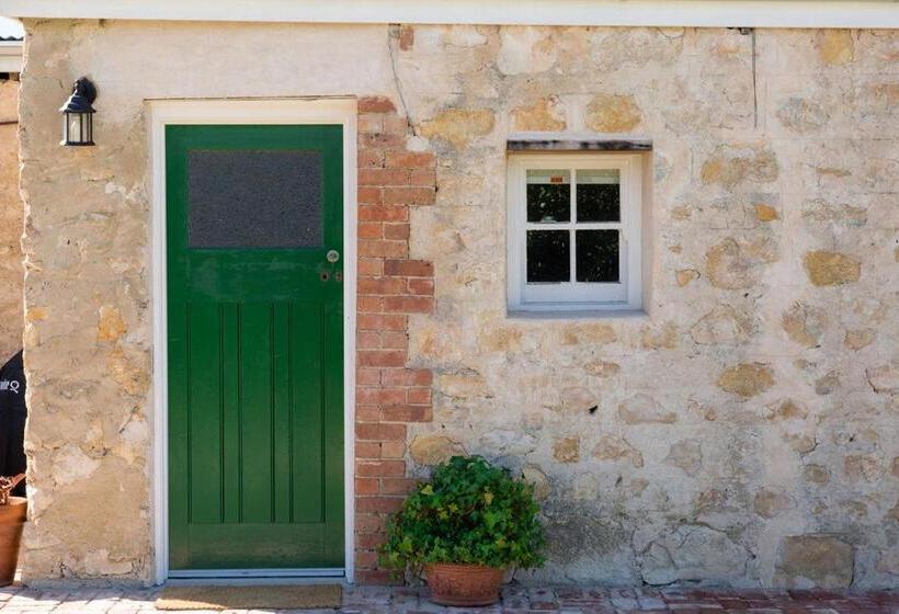 تختخواب و صبحانه Green Door Bnb