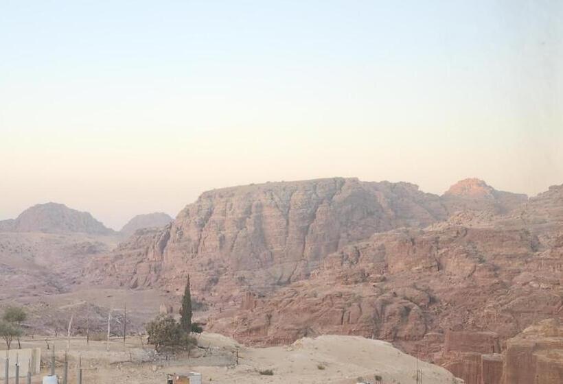 تختخواب و صبحانه Window On Petra