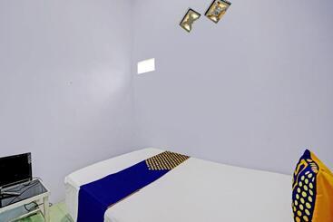 هتل Oyo Life 92937 Kost Putri Sarkara Syariah