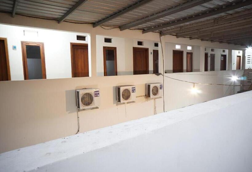 ホテル Oyo Life 93038 Kost Putra Malilah