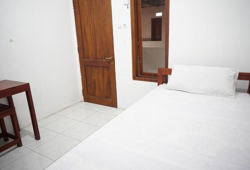 ホテル Oyo Life 93038 Kost Putra Malilah