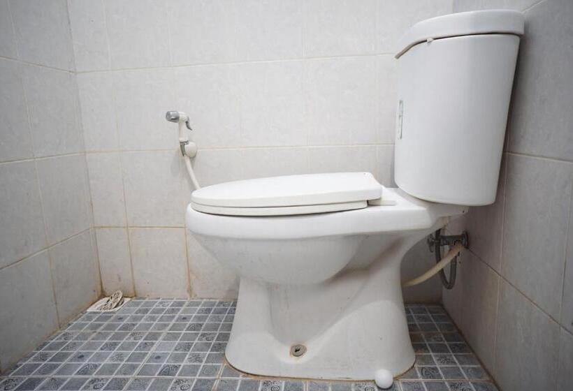 ホテル Oyo Life 93038 Kost Putra Malilah