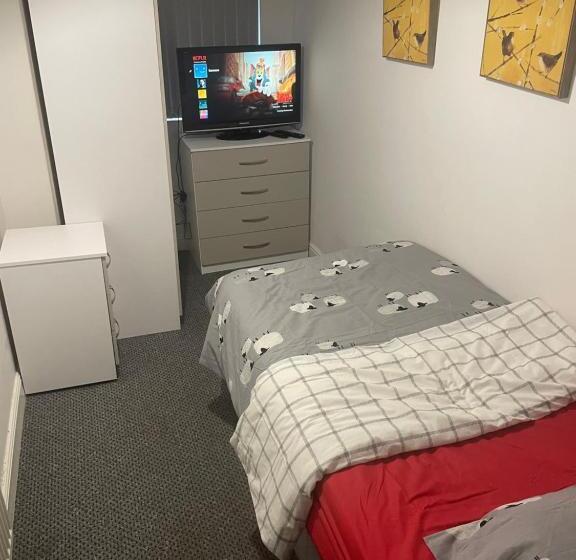 هتل Transformative Housing 6 Bedford