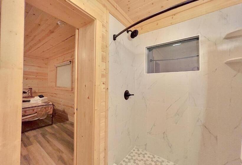 فندق على الطريق Retreat On The Lake