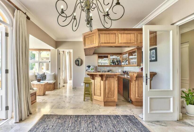 פנסיון Devonport House   Constantia