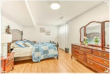 پانسیون Leila`s Place Basement Apartment In Private Home