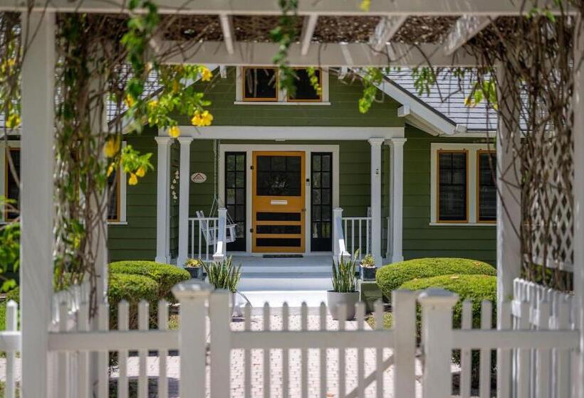 بنسيون Noi Nest Home + Pool + Suites