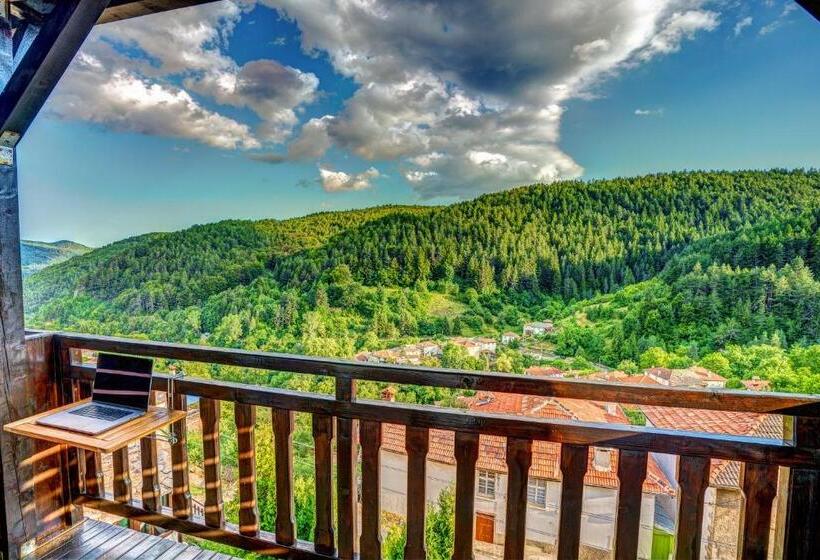 פנסיון The Pine Levochevo   Guesthouse And Coworking Space