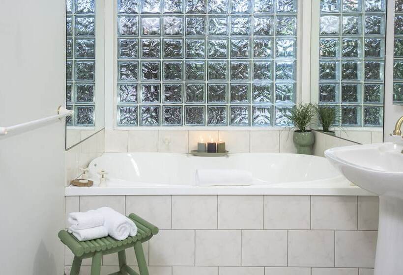 Bed and Breakfast Botanica Retreat   Village Spa & Stay