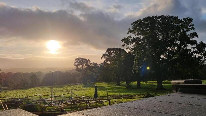 مبيت وإفطار The Plough Inn