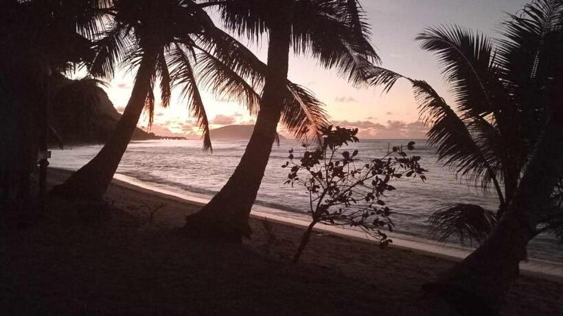 هتل Jaymy Beach Fales