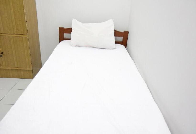 Отель Oyo Life 92925 Kost Bu Mala 2 Syariah