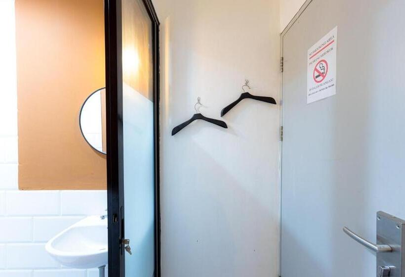 هتل Reddoorz Near Mangga Dua Mall