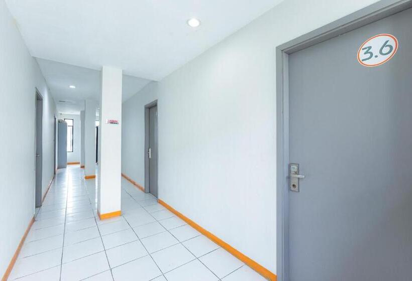 هتل Reddoorz Near Mangga Dua Mall